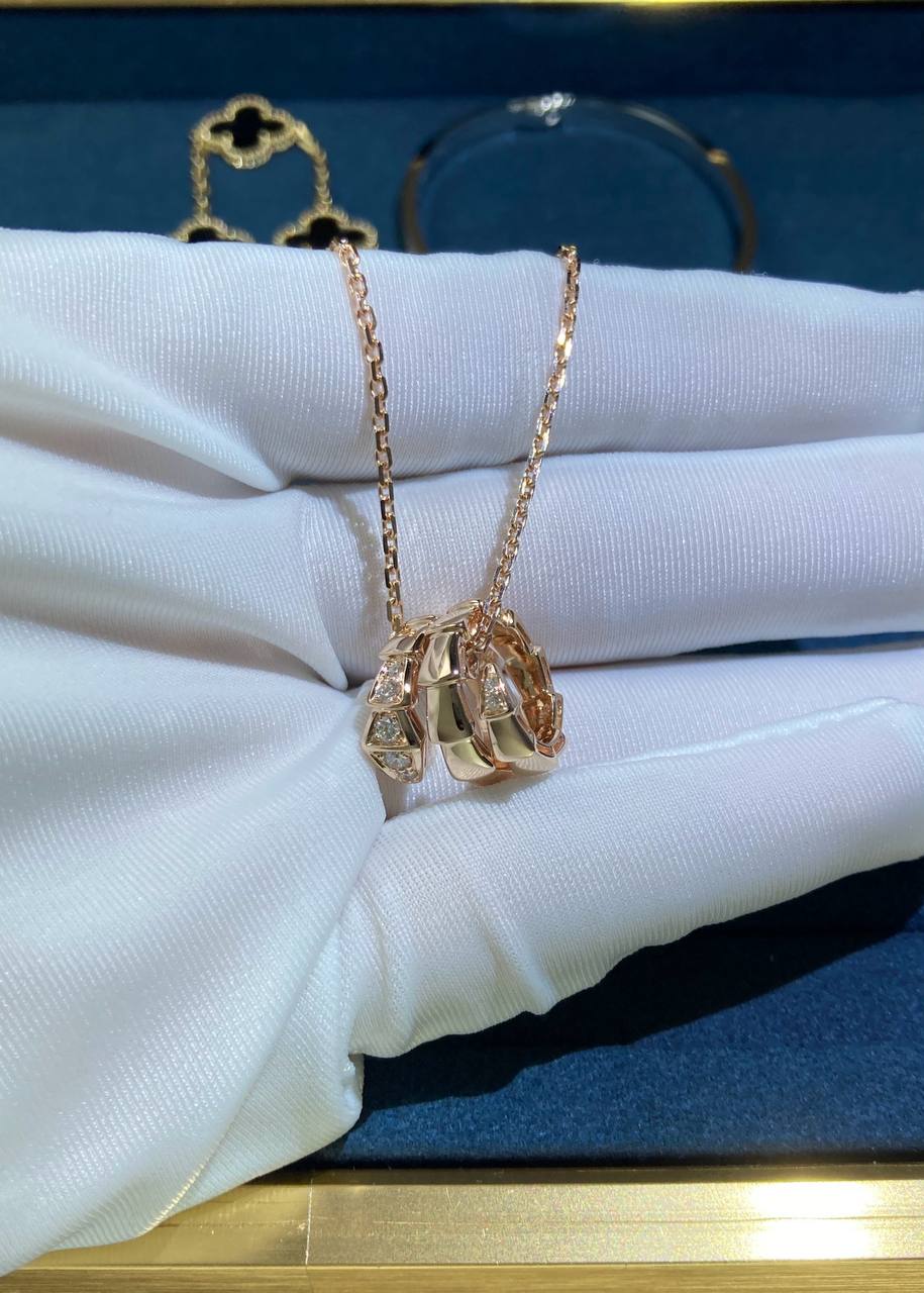 Serpent pendant with diamonds
