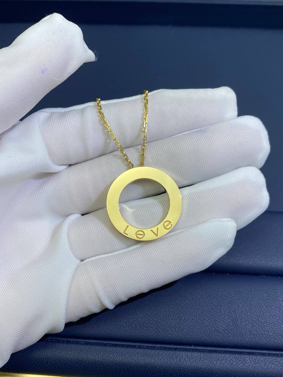 Love pendant with 3 diamonds