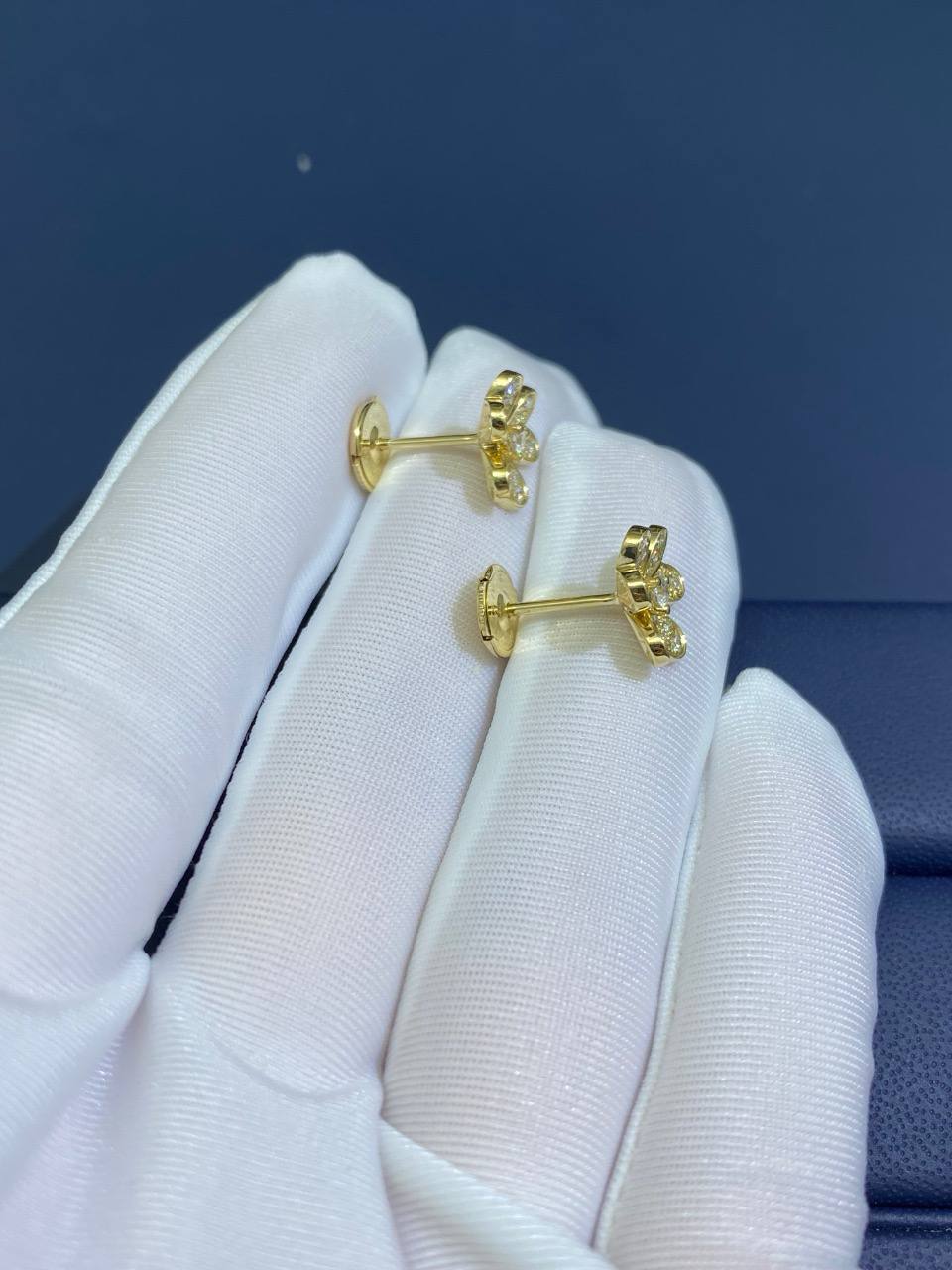 VC Floral earrings with pavé diamonds mini model