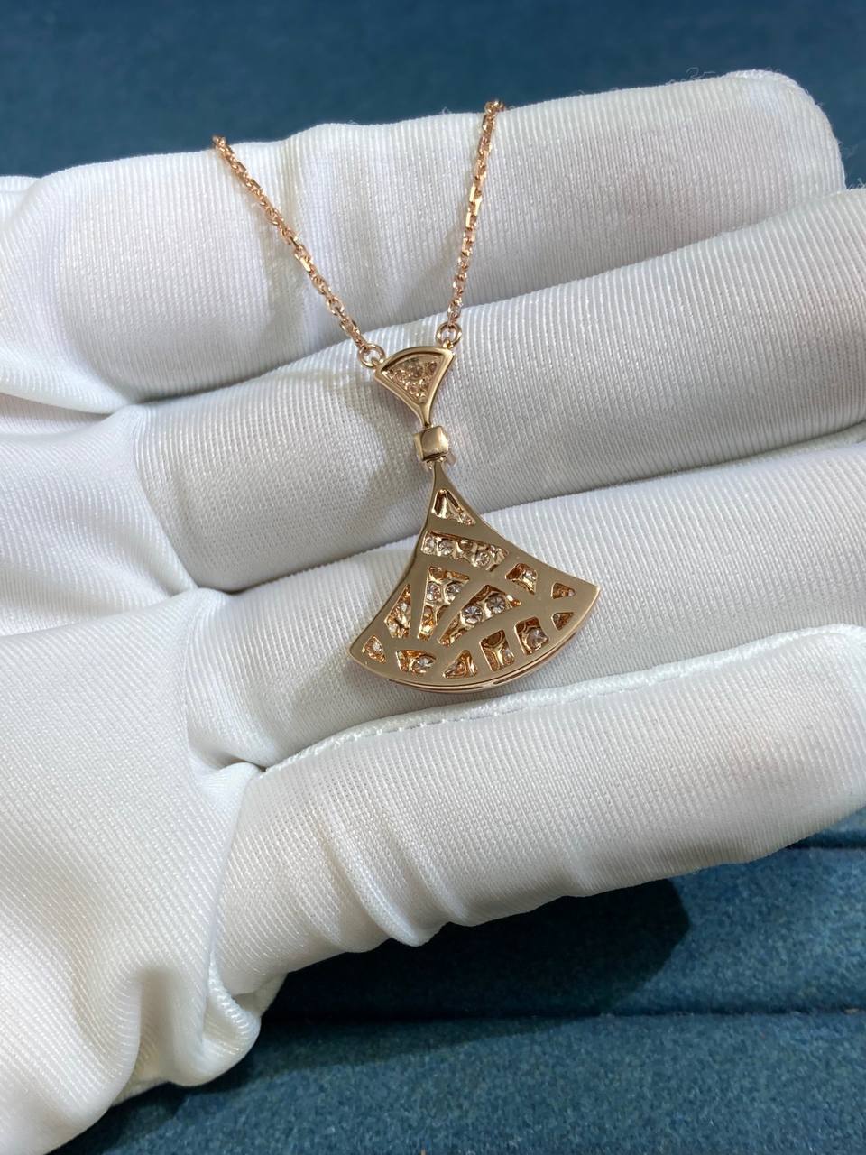 Diva’s pendant with diamonds