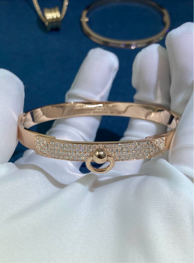 un. Bracelet collier de chaîne entièrement pavé de diamants