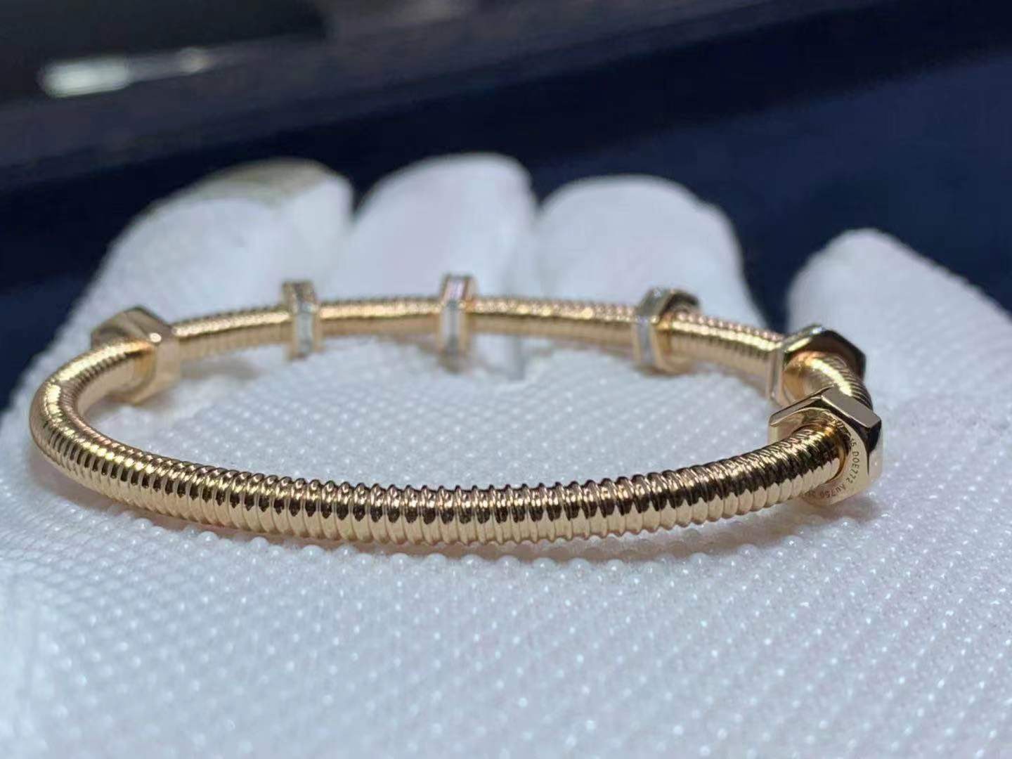 Screw bracelet with diamonds