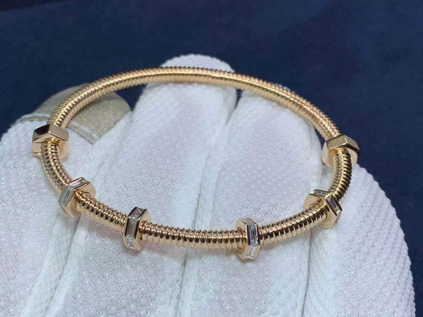 Screw bracelet with diamonds