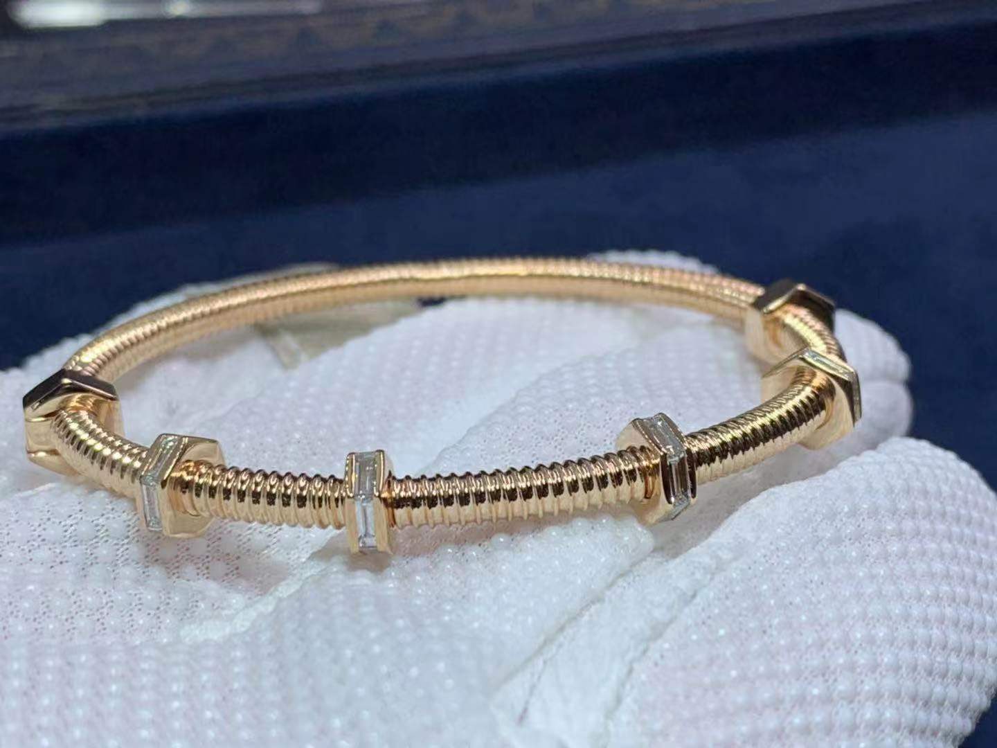 Screw bracelet with diamonds